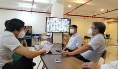 GS.TS. Trần Bình Giang – Giám đốc Bệnh viện Hữu nghị Việt Đức - khảo sát bệnh viện dã chiến ở TP. HCM (Ảnh - Hoài Thương) 