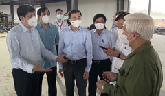 Bộ trưởng Bộ Y tế Nguyễn Thanh Long cùng khảo sát địa điểm xây dựng Trung tâm ICU quy mô 500 giường (Ảnh - Thái Bình) 