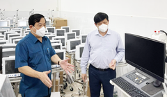 Bộ trưởng Bộ Y tế Nguyễn Thanh Long cùng Cục trưởng Cục Quản lý Khám, chữa bệnh Lương Ngọc Khuê kiểm tra các trang thiết bị y tế được chuyển cho trung tâm hồi sức tích cực (Ảnh - NH)