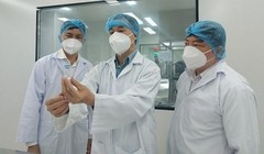 Các chuyên gia kiểm tra vaccine phòng COVID-19 (Ảnh - Anh Văn) 