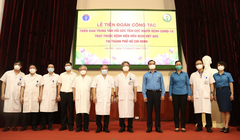 GS. TS. Trần Bình Giang -Giám đốc Bệnh viện Hữu nghị Việt Đức (thứ 5 từ phải sang) tiễn đoàn công tác lên đường thực hiện nhiệm vụ tại trung tâm hồi sức tích cực ở TP. HCM (Ảnh - BVCC) 