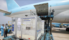 Gần 600.000 liều vaccine phòng COVID-19 của AstraZeneca về đến sân bay Tân Sơn Nhất (TP. HCM) (Ảnh - VNVC)