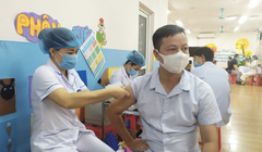 Nhân viên y tế tiêm vaccine phòng COVID-19 cho người dân (Ảnh - SYT HN) 