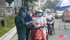 Người dân xếp hàng dài chờ kiểm tra giấy tờ ở chốt kiểm soát phòng, chống dịch COVID-19 (Ảnh - Minh Thuý) 