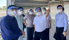 GS.TS. Trần Bình Giang - Giám đốc BV Hữu nghị Việt Đức giới thiệu với Bộ trưởng Nguyễn Thanh Long mở rộng quy mô Trung tâm hồi sức tích cực ở TP. HCM (Ảnh - Vũ Mạnh Cường) 