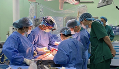 Các bác sĩ ghép gan cho bệnh nhi (Ảnh - BVCC) 