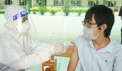 Nhân viên y tế tiêm vaccine phòng COVID-19 cho nguòi dân (Ảnh - BYT) 