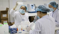 Nhân viên y tế làm việc trong phòng xét nghiệm COVID-19 (Ảnh - Ngọc Nga) 