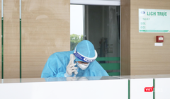 Bác sĩ trực cấp cứu tại bệnh viện (Ảnh - Minh Thuý) 