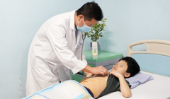 PGS.TS. Phạm Duy Hiền - Phó Giám đốc Bệnh viện Nhi Trung ương - khám cho bệnh nhi (Ảnh - BVCC)