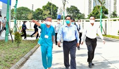 Thủ tướng trực tiếp kiểm tra Bệnh viện dã chiến điều trị COVID-19 thuộc BV Đại học Y Hà Nội (Ảnh - VGP/Nhật Bắc) 