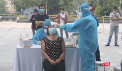 Nhân viên y tế lấy mẫu xét nghiệm COVID-19 cho người dân (Ảnh - Minh Thuý) 