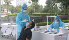 Người dân được lấy mẫu xét nghiệm COVID-19 (Ảnh - Minh Thuý) 