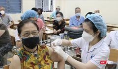 Người cao tuổi tiêm vaccine COVID-19 (Ảnh - Minh Thuý) 