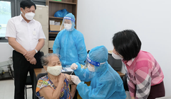 Thứ trưởng Bộ Y tế Đỗ Xuân Tuyên kiểm tra việc tiêm vaccie COVID-19 cho người dân (Ảnh - Trần Minh)