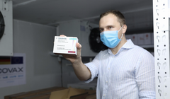 Hơn 800.000 liều vaccine COVID-19 AstraZeneca do Đức hỗ trợ về đến Hà Nội (Ảnh - WHO)