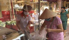 Người dân tuân thủ quy định phòng, chống dịch COVID-19 khi đi chợ (Ảnh - Thanh Thanh)