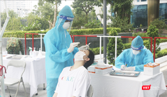 Người dân được lấy mẫu xét nghiệm COVID-19 (Ảnh - Minh Thuý) 