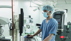Nhân viên y tế vận hành trang thiết bị y tế, máy móc hiện đại (Ảnh - Minh Thuý) 