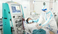 Bác sĩ khám cho bệnh nhân COVID-19 (Ảnh - BYT) 