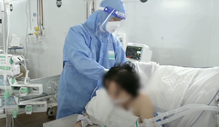 Bác sĩ chăm sóc cho bệnh nhân COVID-19 (Ảnh - BYT)