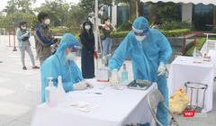 Nhân viên y tế phân loại mấu xét nghiệm (Ảnh - Minh Thuý)