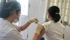 Tình nguyện viên được tiêm vaccine phòng COVID-19 ARCT-154 (Ảnh - BYT)