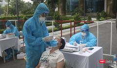 Người dân được lấy mẫu xét nghiệm COVID-19 (Ảnh - Minh Thuý) 