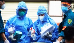 Nhân viên y tế chuẩn bị lấy mẫu xét nghiệm COVID-19 (Ảnh - Minh Nhân)