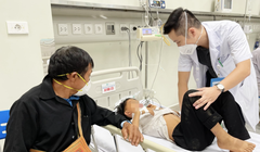 Bác sĩ ở BV Nhi Trung ương chăm sóc trẻ (Ảnh - BVCC) 