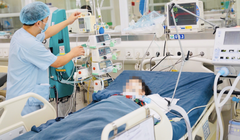 Bệnh nhi không được đưa tới bệnh viện kịp thời, bệnh tình sẽ nặng hơn, kéo theo khó khăn và tốn kém khi điều trị (Ảnh - BVCC) 