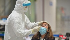 Nhân viên y tế lấy mẫu xét nghiệm COVID-19 ở sân bay (Ảnh - Hoàng Anh) 