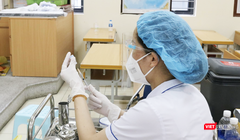 Nhân viên y tế chuẩn bị tiêm vaccine COVID-19 (Ảnh - Minh Thuý) 
