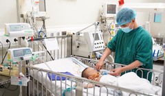 Bác sĩ chăm sóc cho bệnh nhi (Ảnh - BVCC) 