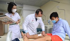 Bác sĩ kiểm tra khu vực bị chấn thương cho vận động viên Vũ Đức Tùng (Ảnh - BVCC)