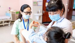 Bác sĩ chăm sóc cho trẻ (Ảnh - BV)