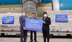 Bộ trưởng Bộ Y tế Nguyễn Thanh Long nhận vật tư, trang thiết bị y tế hỗ trợ điều trị COVID-19 của kiều bào Anh, Pháp (Ảnh - BYT) 