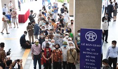 Người dân xếp hàng dài chờ đi thử tàu điện Cát Linh - Hà Đông (Ảnh - Hoàng Anh) 