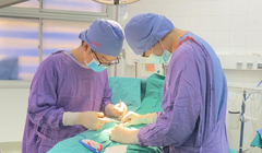 Các bác sĩ phẫu thuật cho bệnh nhân (Ảnh - BVCC) 