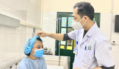 Bác sĩ khám cho bệnh nhân sau phậu thuật (Ảnh - BVCC) 