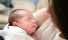 Trẻ sơ sinh được chăm sóc tại Bệnh viện Xanh Pôn (ảnh minh hoạ)