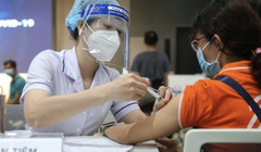 Trẻ được tiêm vaccine (Ảnh - UBND Q. Ba Đình) 