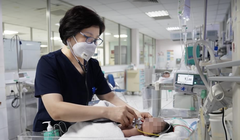 ThS.BS. Chu Lan Hương thăm khám cho bé bị ngộ độc (Ảnh - BVCC)