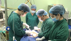 Các bác sĩ phẫu thuật loại bỏ khối u cho bệnh nhi (Ảnh - BVCC)