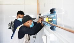 Bệnh viện Bệnh Nhiệt đới Trung ương lắp đựt giường ICU điều trị F0 (Ảnh - Nguyễn Liên) 