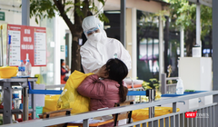 Nhân viên y tế lấy mẫu xét nghiệm COVID-19 cho người dân (Ảnh - Minh Thuý) 