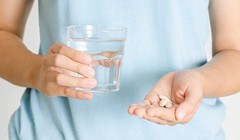 Người dân uống thuốc (Ảnh minh hoạ) 