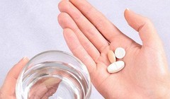 Người dân uống thuốc (Ảnh minh hoạ) 