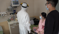 Bác sĩ Bệnh viện Đa khoa Đức Giang thăm khám sức khỏe cho sản phụ sau hơn 1 tuần sau mổ (Ảnh - BVCC)