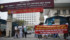 Các bác sĩ, nhân viên y tế của Bệnh viện Tuệ Tĩnh tiếp tục biểu tình vào chiều nay (Ảnh - Minh Nhân)